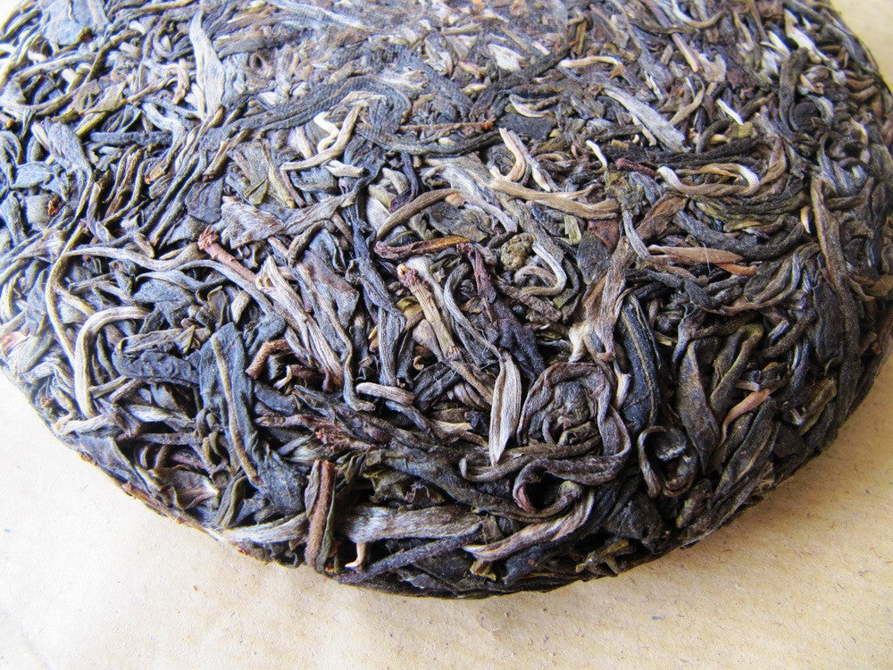 Détail de galette - Puer Sheng ManZhuan 250g [photo: Cream of Banna]